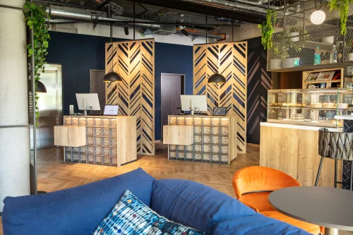 Moderner Empfangsbereich mit Holz- und Glasdesign, zwei Schaltern, Sitzgelegenheiten und Pflanzen. (KI generiert)
