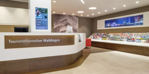 Innenansicht der Touristinformation Waiblingen mit Empfangstresen und Broschürenwand.