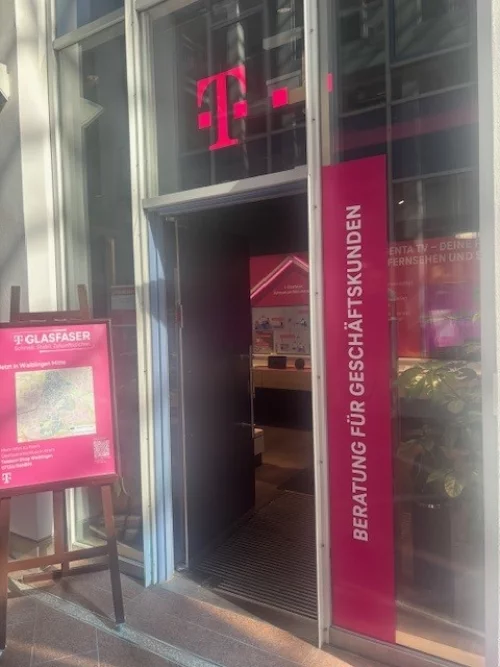 Glasfaser-Beratung: Rotes Schild mit weißer Schrift, Eingang zu Glasfaser-Service. (KI generiert)