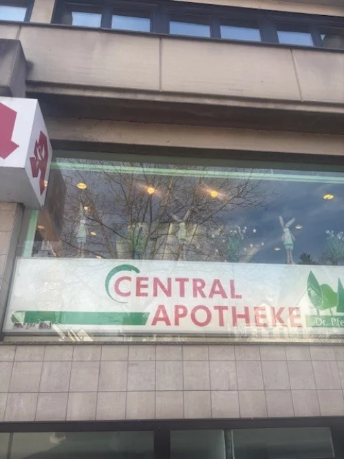 Fassade einer Apotheke mit Schriftzug 'Central Apotheke' und Logo. (KI generiert)