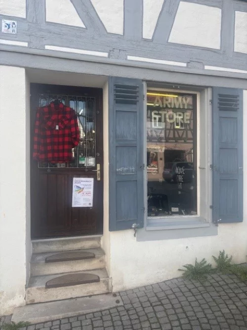 Geschlossener Army Store mit roten Weihnachtsdekorationen und Schaufensterplakat. (KI generiert)