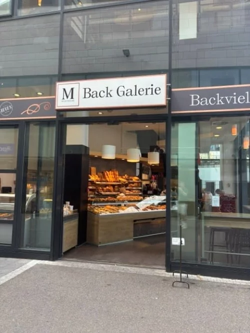 Eingang der Back Galerie mit Backofen und Schaufenster im U-Bahnhof. (KI generiert)